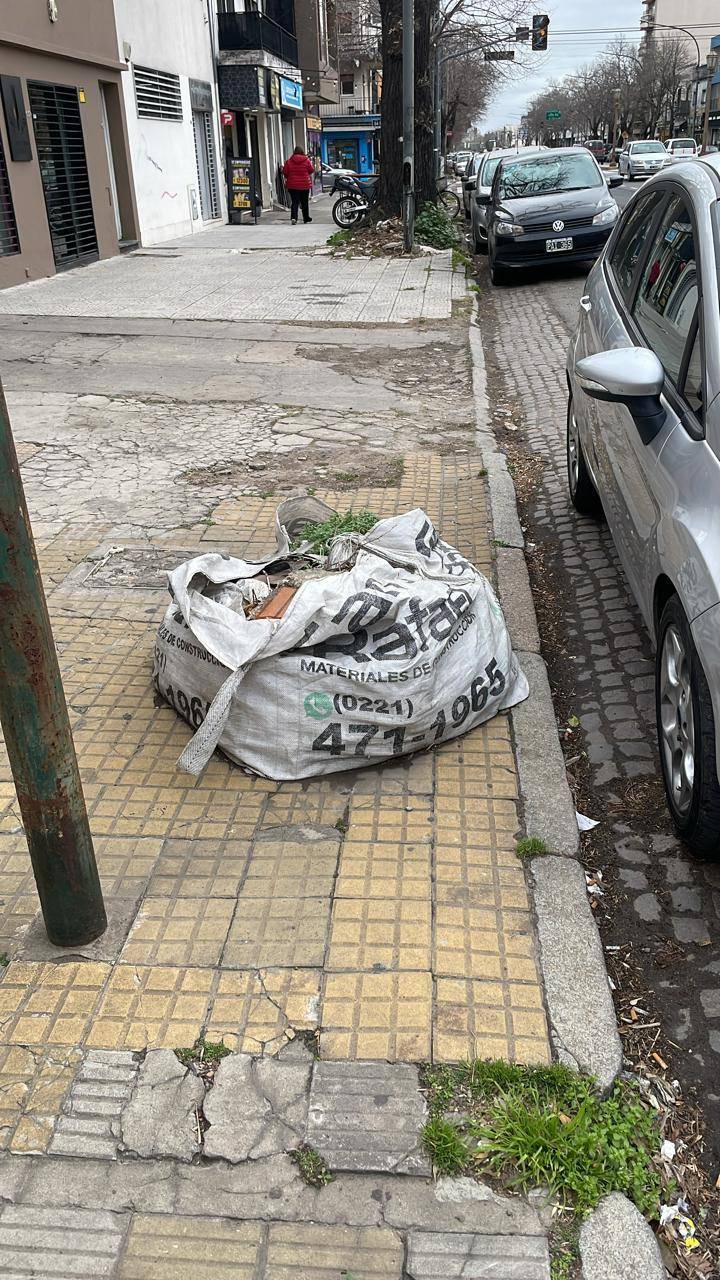 Piden desde hace cinco meses que retiren un bolsón con basura