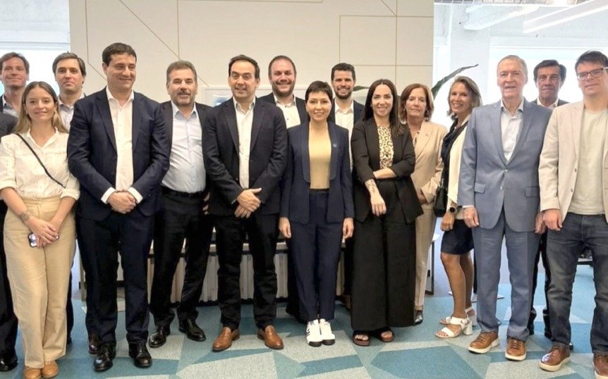 Mayra Mendoza viajó a Estados Unidos  