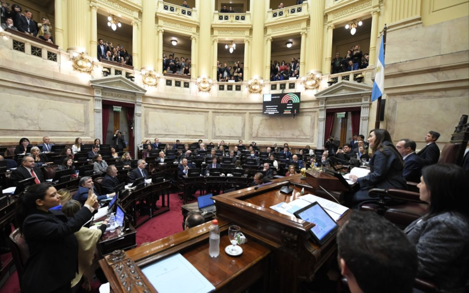 Tras el escándalo, los senadores dan marcha atrás con el aumento y Villarruel convocó a una sesión especial