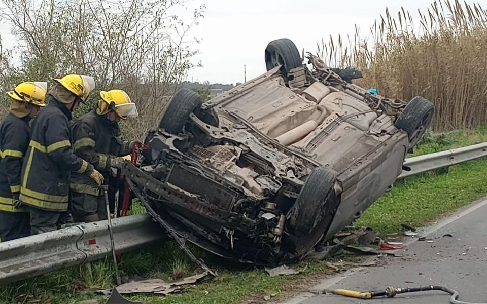 Robaron un auto, chocaron de frente a otro y volcaron en la Av. 66