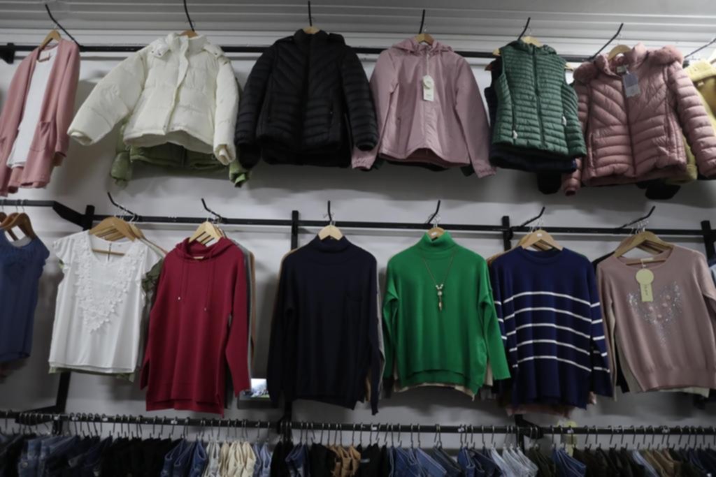 Le prenden velas al frío: para hacer caja, rematan los abrigos