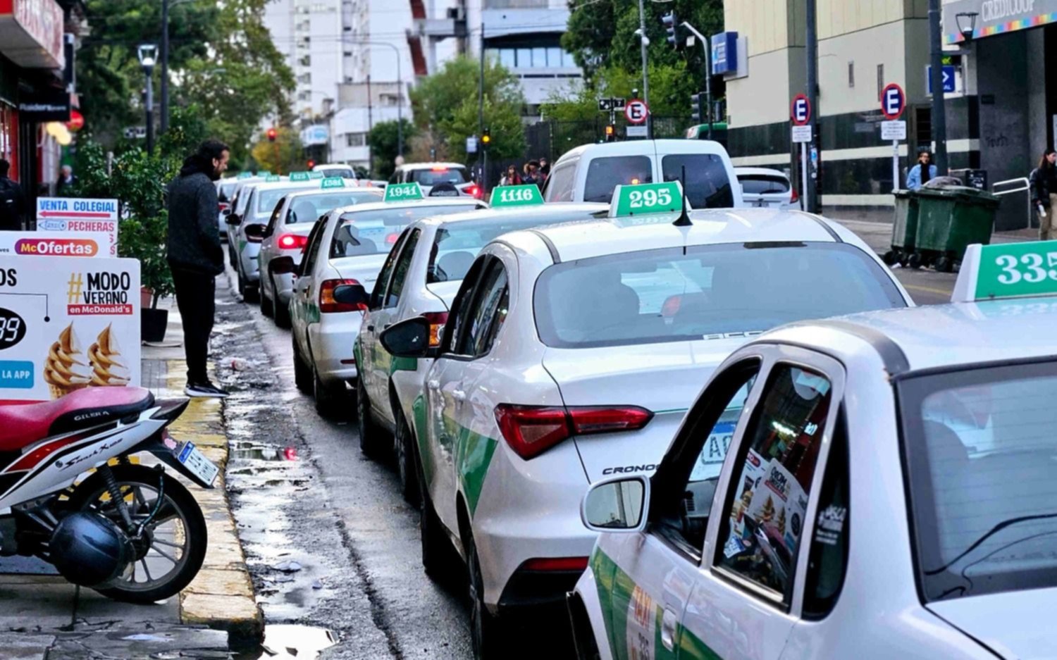 Avalan la suba del taxi y la bajada de bandera se va a $1.000 en La Plata
