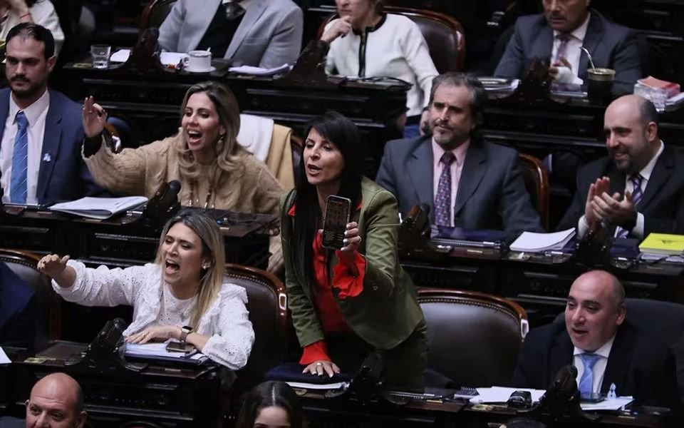 Gritos, llantos, denuncia de violencia de género y amenazas: explotó la interna del bloque de diputados de La Libertad Avanza