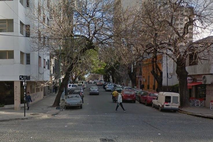 “Se les soltó la cadena”: arrastraron a una mujer por el piso