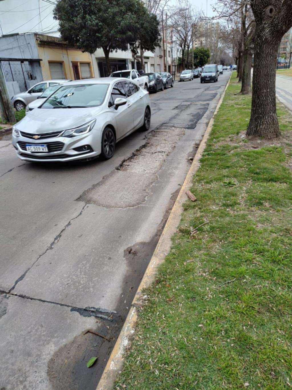 Peligro vial en 20 entre 51 y 53: la calle está otra vez destruida
