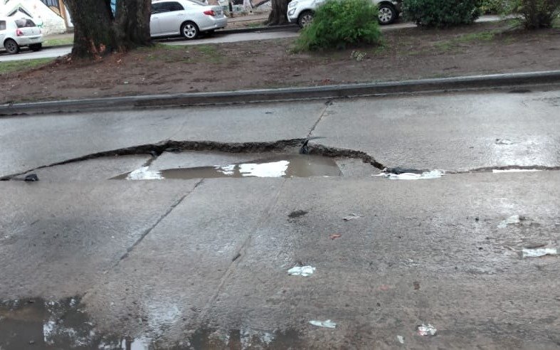 Un bache de gran tamaño preocupa a los vecinos en La Plata: "Es bastante peligroso"