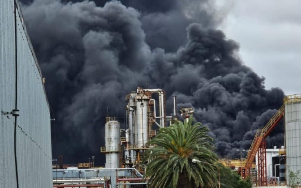 "Comité de crisis" por el incendio a la Refinería de Ensenada: el comunicado oficial de YPF tras el incendio 