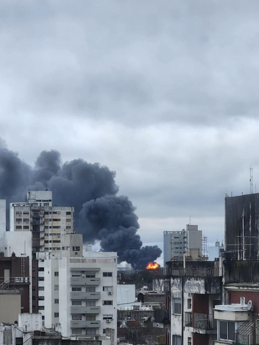 Las altas llamas y el humo negro, una vista que impactó en la Región