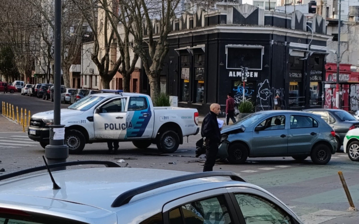 Dos autos protagonizaron un brutal choque en el centro de La Plata