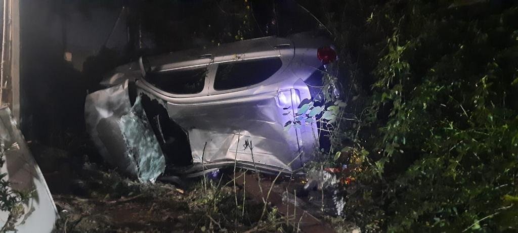Otra fatalidad vial en La Plata: chocó contra la pared de una casa y murió un joven de 18 años