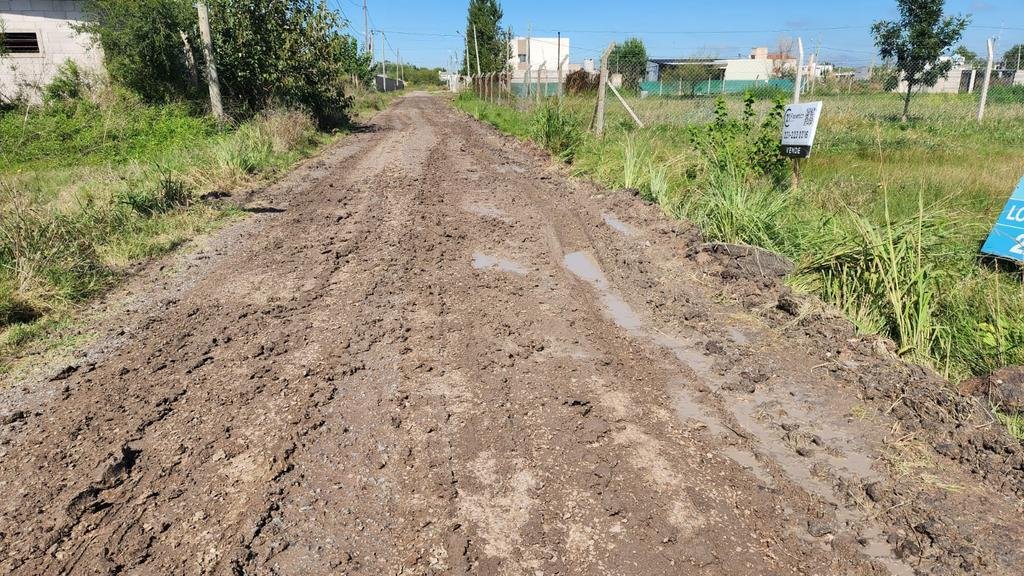 Ni autos para rally pasan por algunas calles de Villa Castells