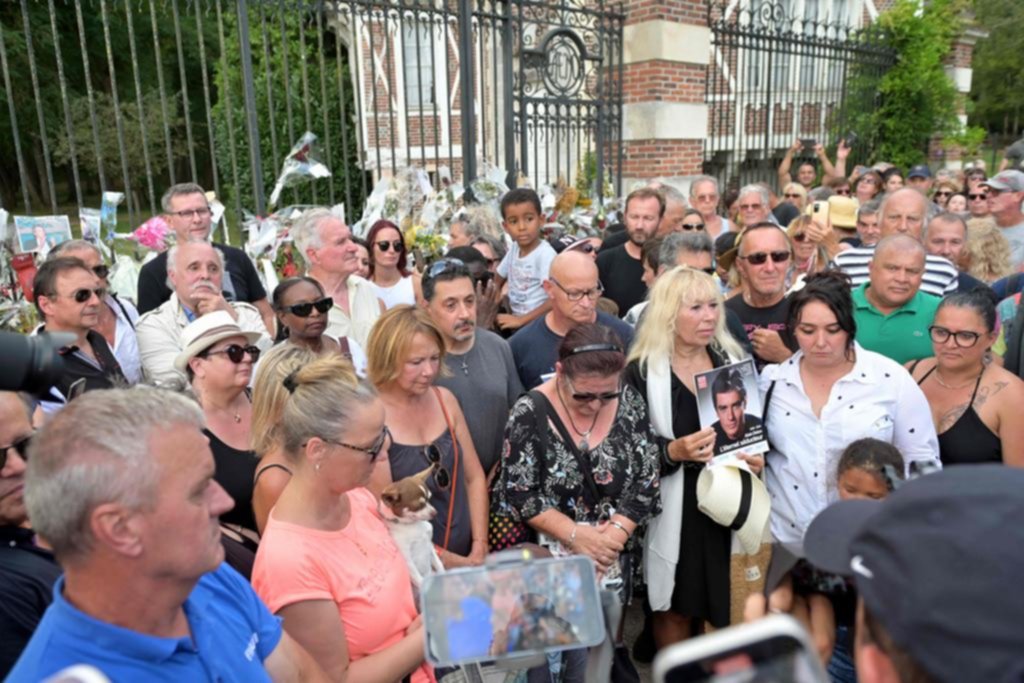 El adiós a Alain Delon: fue enterrado junto a sus perros