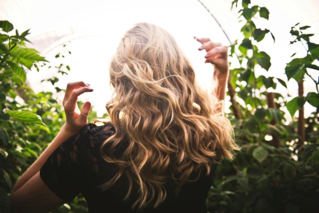 Las mechas invertidas para tapar las canas