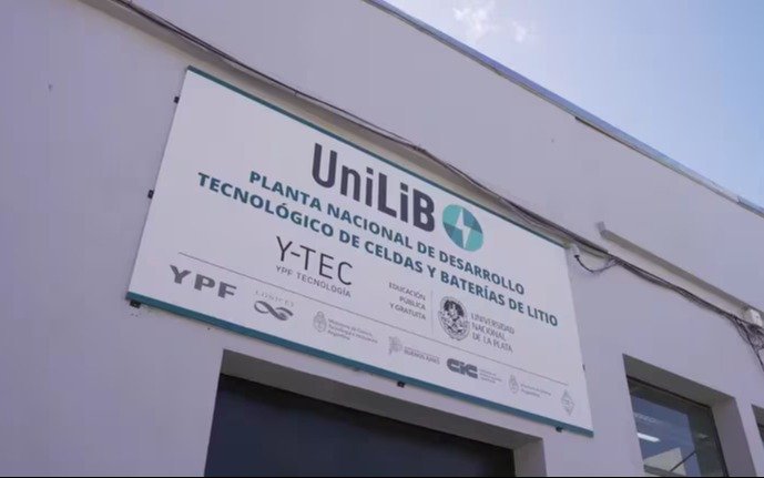 Puesta en marcha de la primer planta de baterías de litio en nuestro país, que se podría estrenar en La Plata