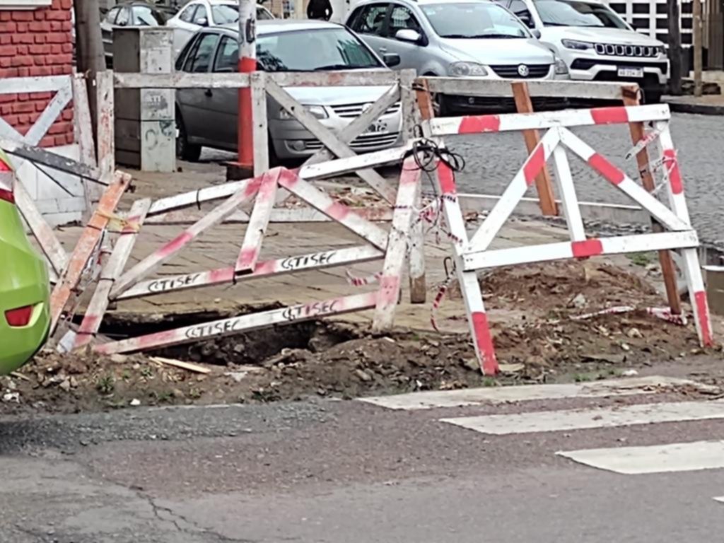 Peligro por hundimiento de la vereda, en la esquina de 4 y 45