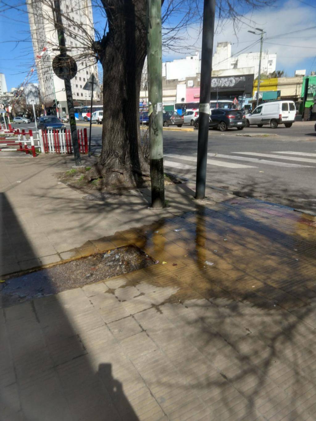Queja vecinal por importante pérdida de agua: “Más de 20 días”