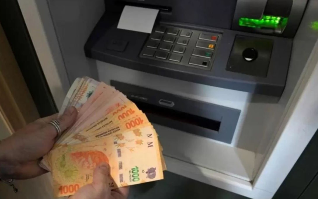 El Gobierno oficializó la suba del tope de extracción en los cajeros automáticos: ¿cuánto se puede sacar?
