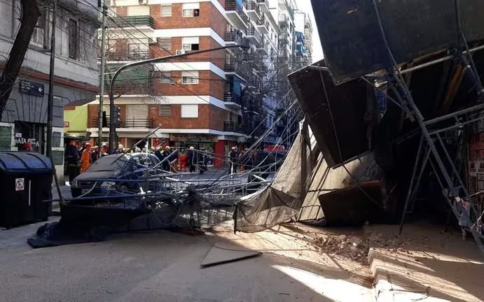 Una vivienda ubicada a metros del Congreso se derrumbó sobre la calle y de milagro no hubo heridos