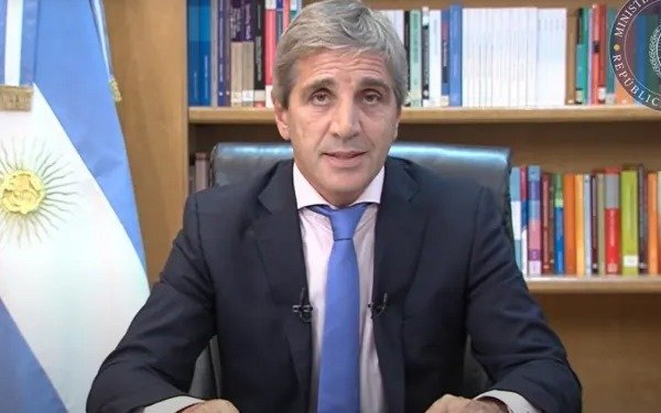 Luis Caputo anunció una reducción de 10 puntos en el impuesto PAIS: "Prometimos y cumplimos"