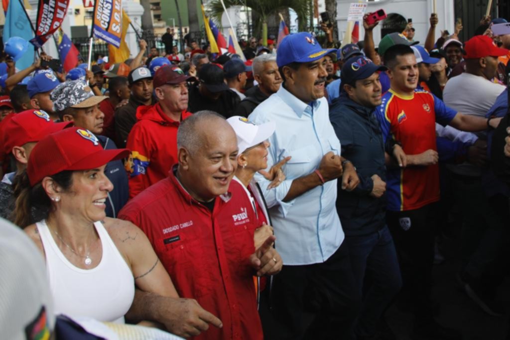 Maduro renueva su gabinete con el ala más dura del chavismo