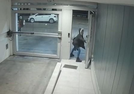VIDEO.- Así se movía la "viuda negra" en La Plata que atacó a un jubilado de 73 años que terminó atado y golpeado