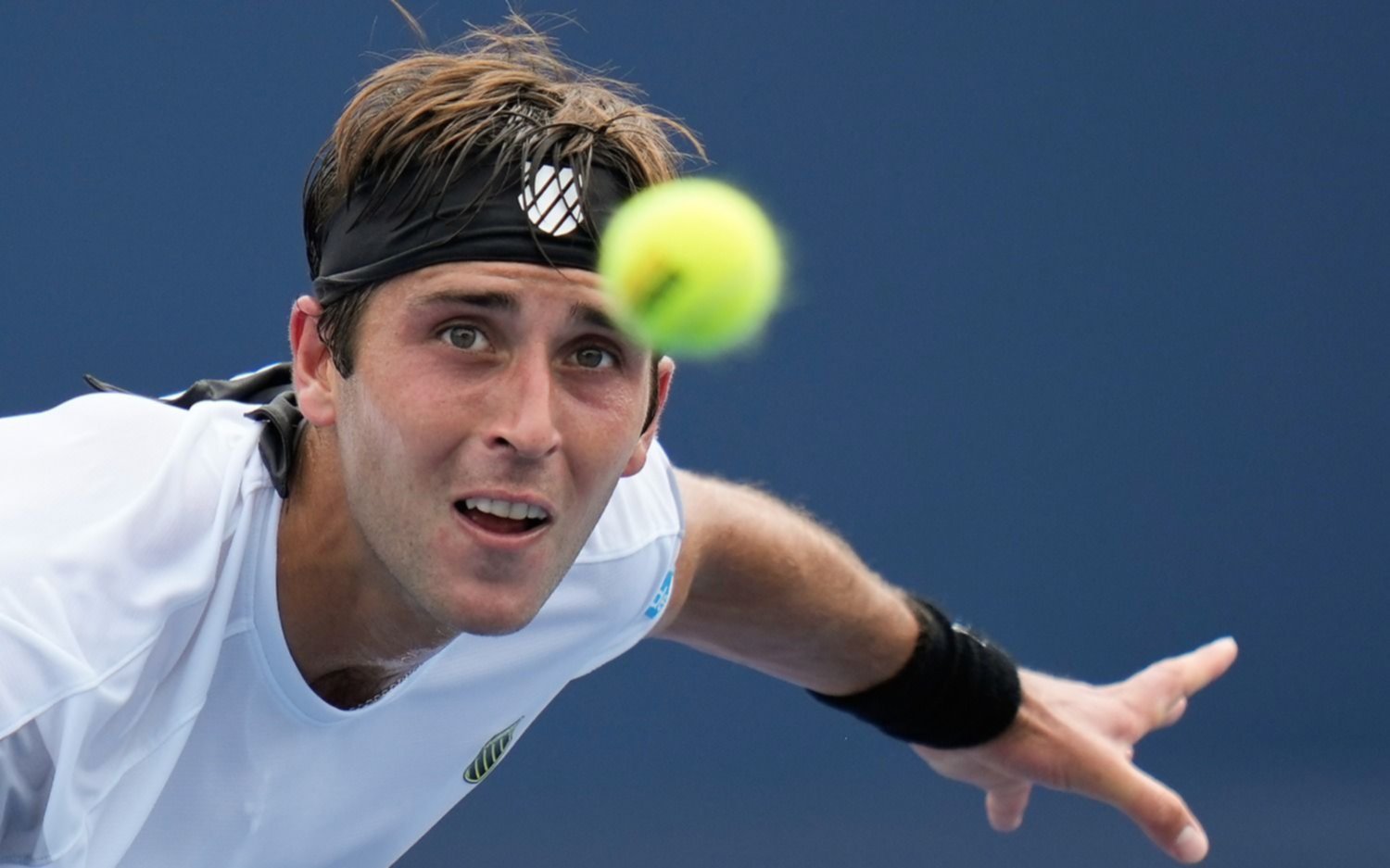 US Open, duelo de argentinos: el platense Tomás Etcheverry superó el calor y los vómitos para ganarle a Francisco Cerúndolo