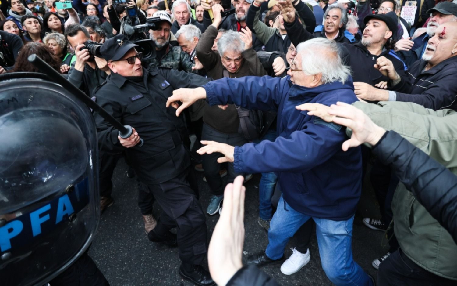 Incidentes frente al Congreso en una protesta por el veto al aumento de las jubilaciones 
