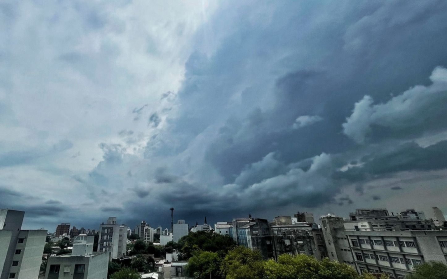 La tormenta de Santa Rosa: elevan a amarillo el alerta en La Plata