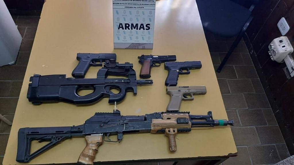 Denunciado por violencia, tenía armas