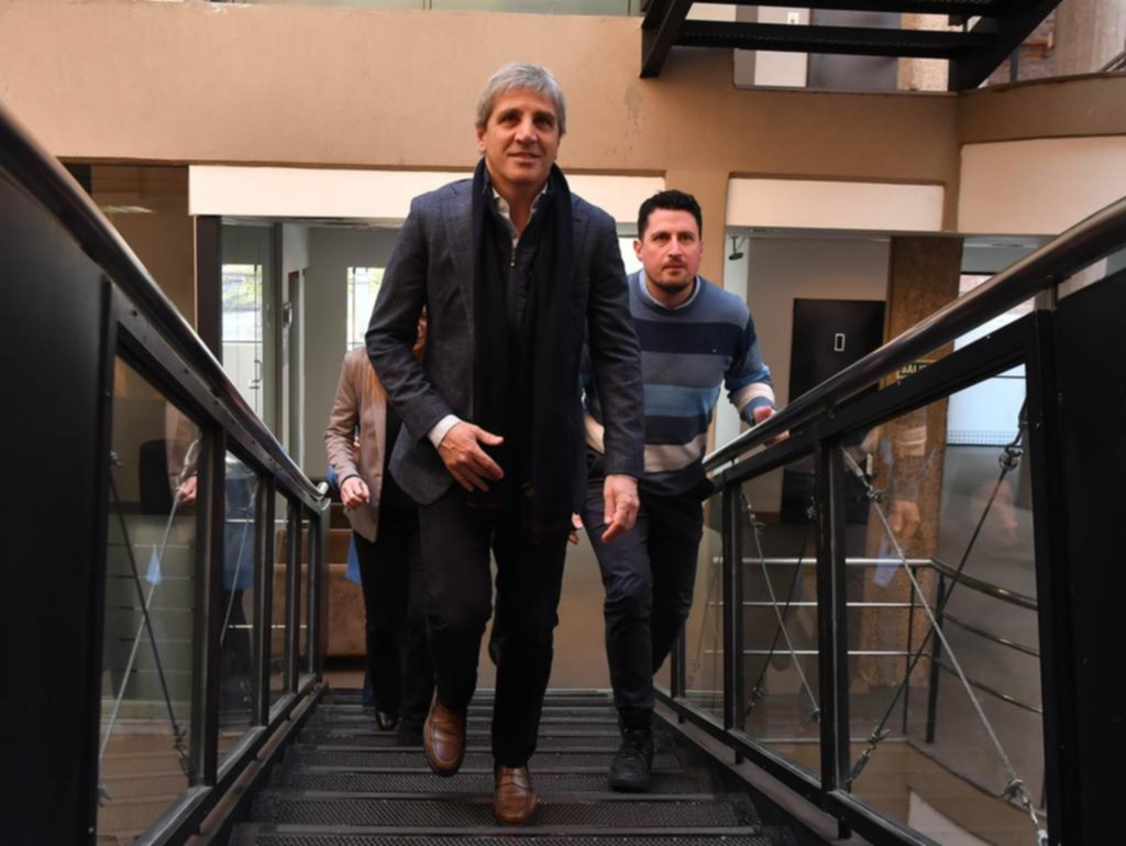 Caputo asegura que tras reducir el impuesto PAIS, bajarán los precios