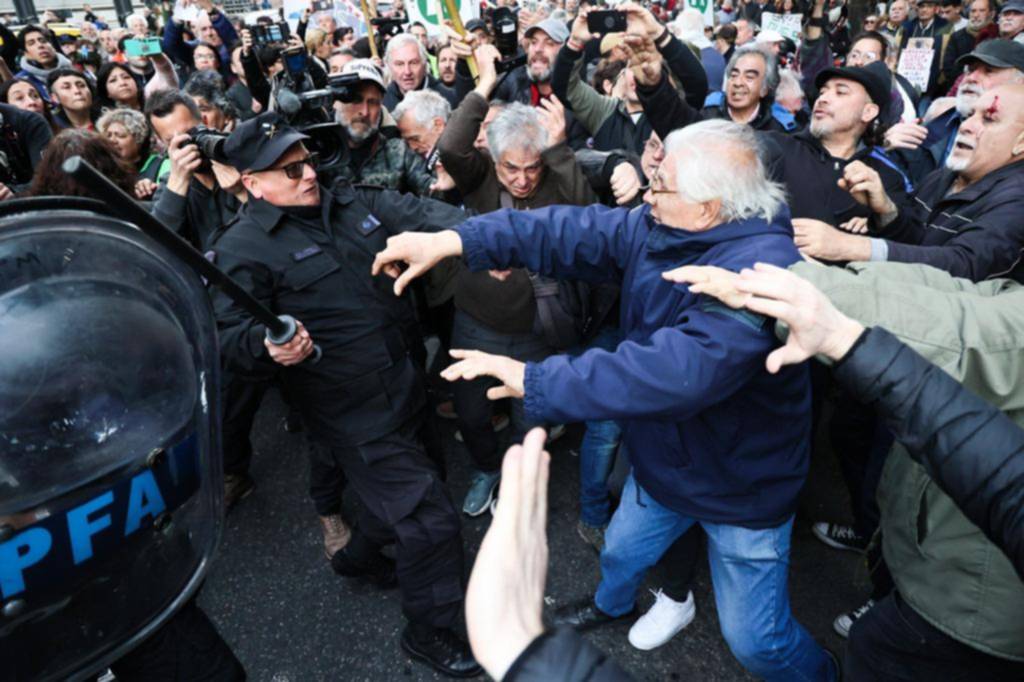 Incidentes durante una movilización de jubilados frente al Congreso
