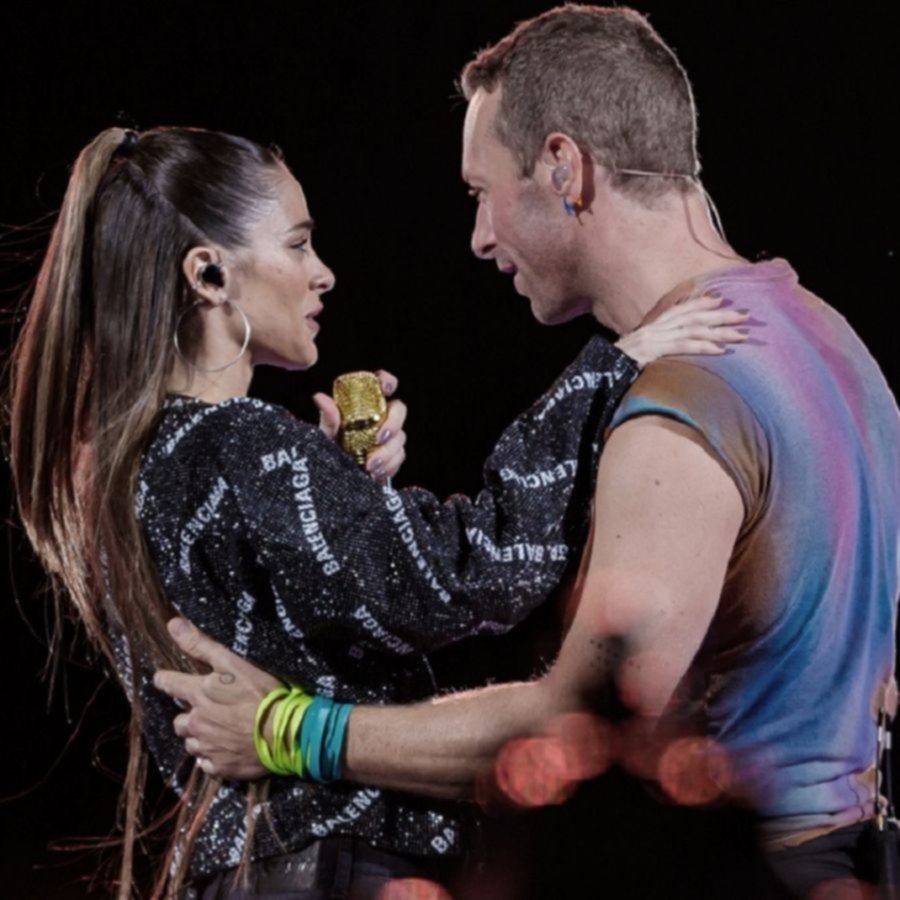 Tini apareció en las calles de Dublín junto a Chris Martin de Coldplay