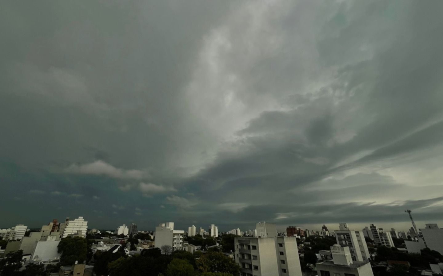 La Plata en alerta amarillo por Santa Rosa: a qué hora se esperan la lluvia y el viento
