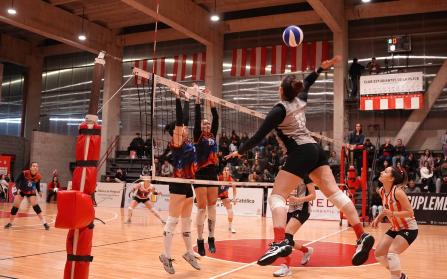 Victoria de Estudiantes, en vóley femenino 