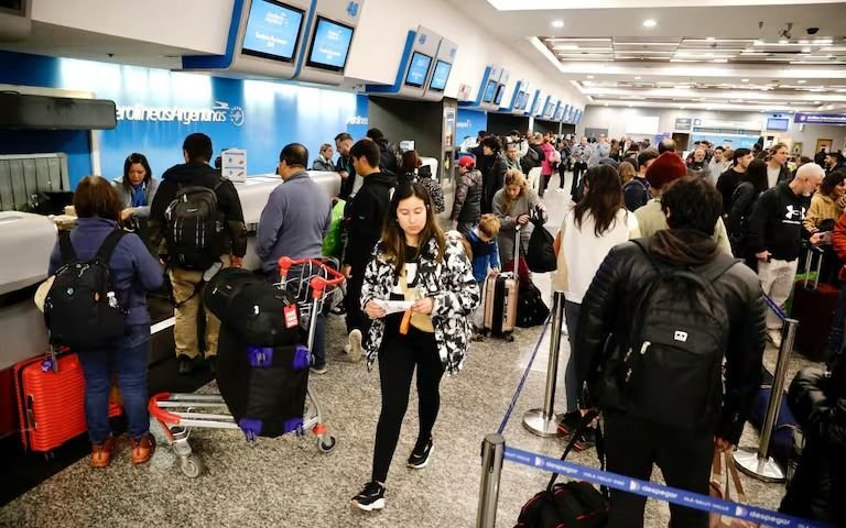 Aeroparque fue un caos: se normalizan los vuelos tras cancelaciones por medidas gremiales