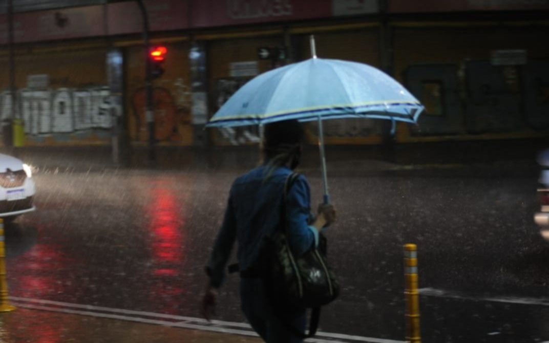 La tormenta de Santa Rosa llegó a la Región: habilitan centros de evacuación y hay alerta por la crecida del Río