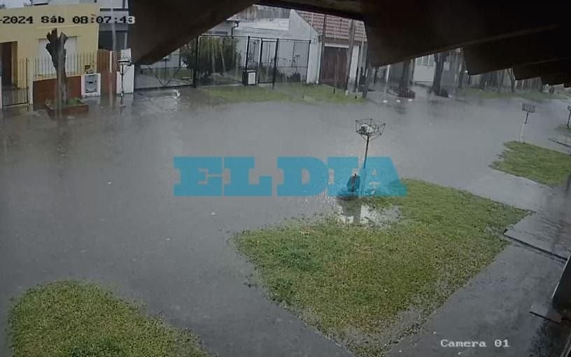 En los barrios de La Plata la tormenta provocó anegamientos, ingreso de agua en hogares y cortes de luz