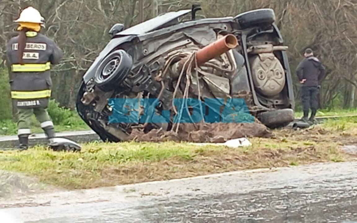 VIDEO. Terrible accidente en Camino Centenario: un auto atravesó una columna