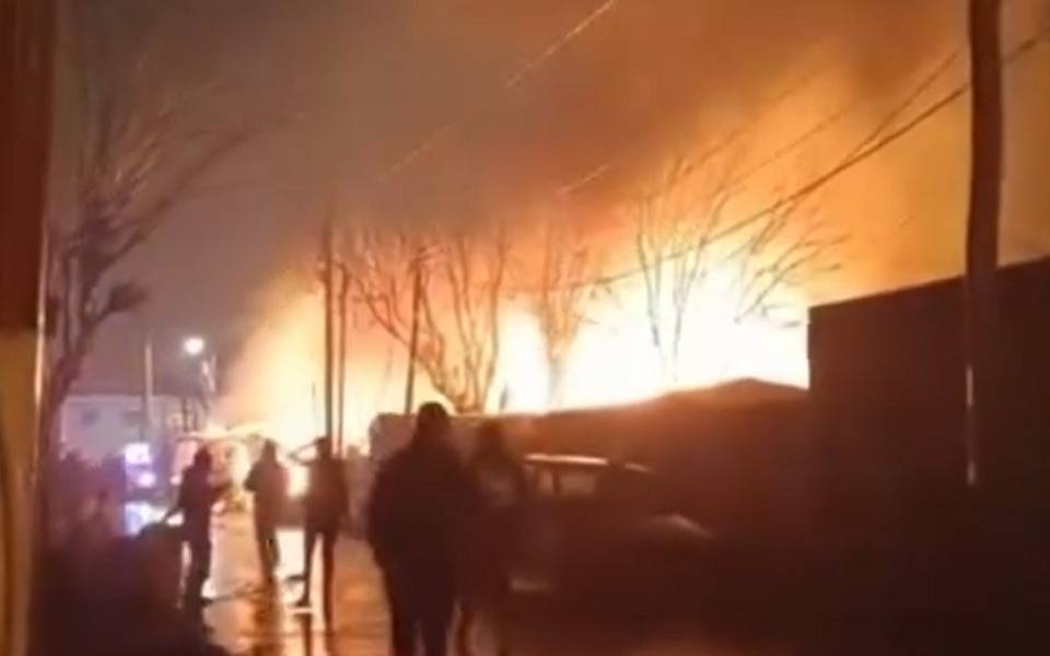 Un incendio arrasó con las viviendas de tres familias en Ensenada: solicitan donaciones para los afectados