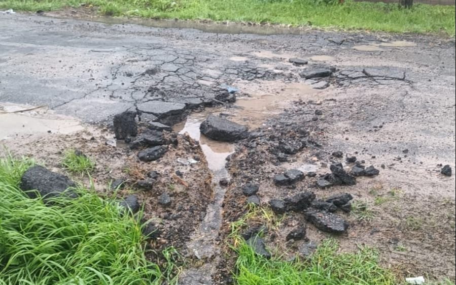 Un caño roto "se comió el pavimento" y dejó a una casa sin agua