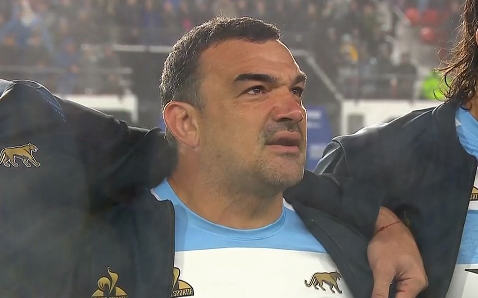 Las lágrimas del platense Agustín Creevy durante el himno en UNO