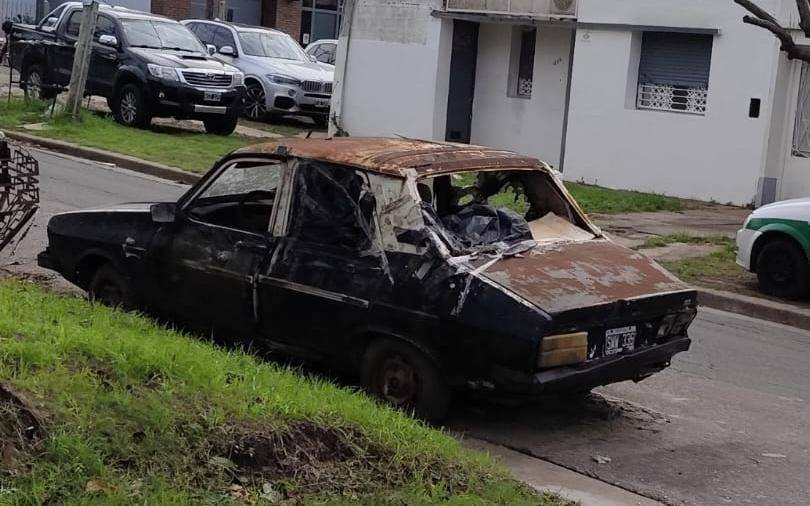 Un auto abandonado genera numerosos reclamos vecinales