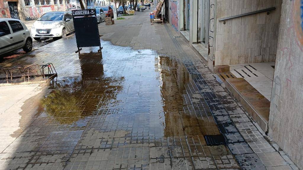 Reclamo por una pérdida de agua que tiene más de un año y múltiples quejas