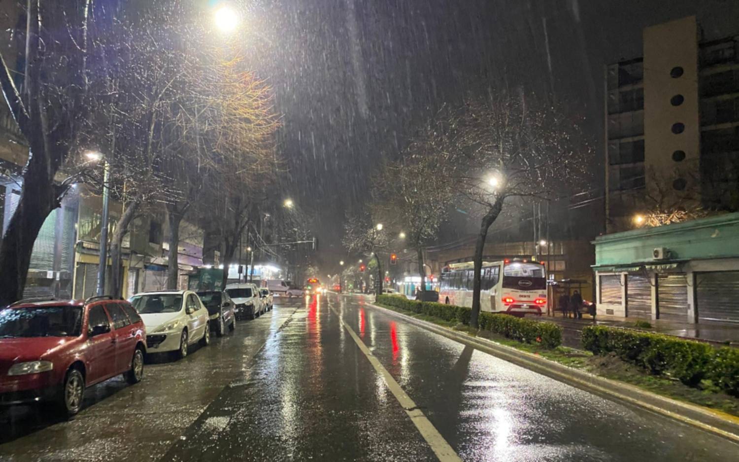 En La Plata agosto llegó con tormenta y rige alerta amarilla: hasta cuándo va a llover y el tiempo para este finde