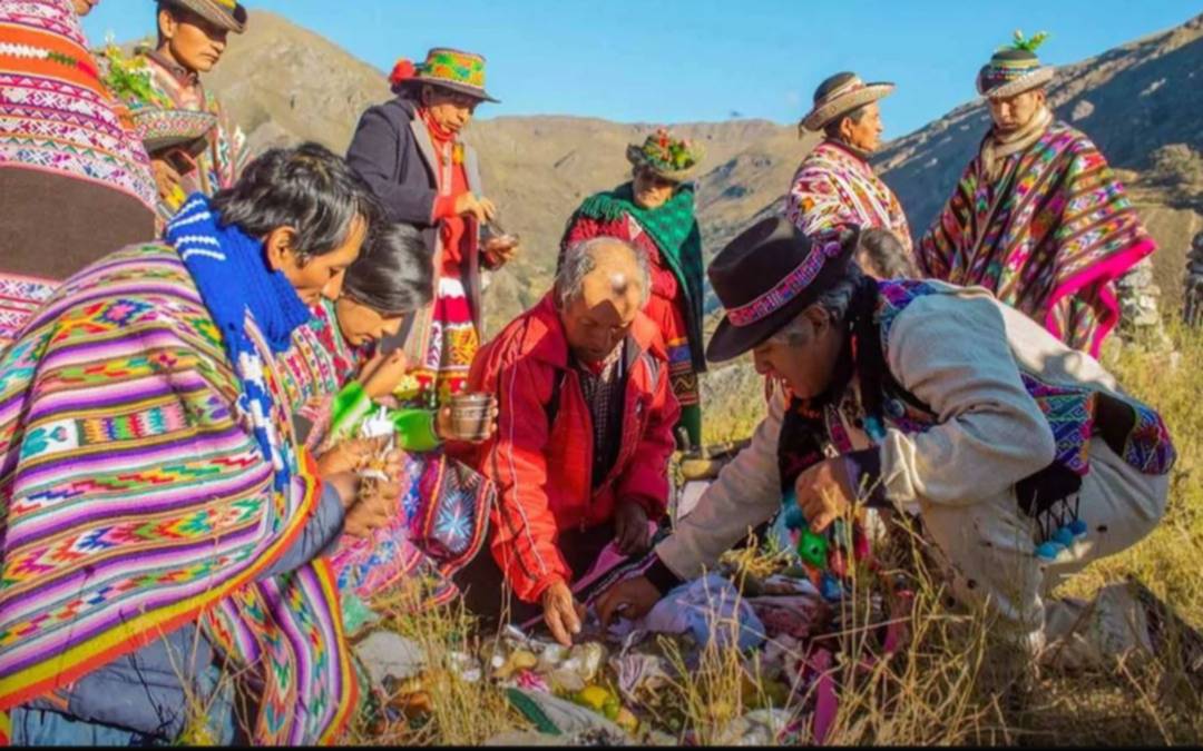 ¿Por qué  hoy se toma caña con ruda? Lo que hay que saber del ritual de la Pachamama