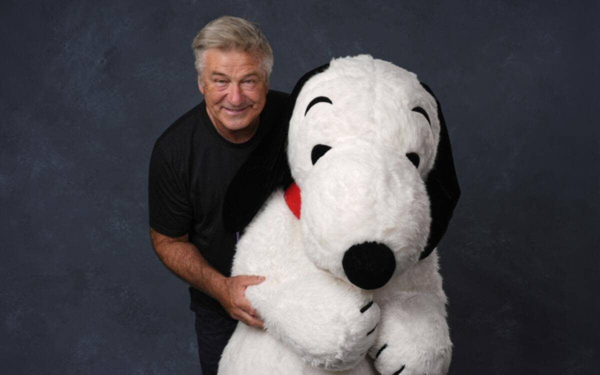 Alec Baldwin tras el juicio: descarrilado, se abraza a Snoopy y quiere que seamos “buenas personas”