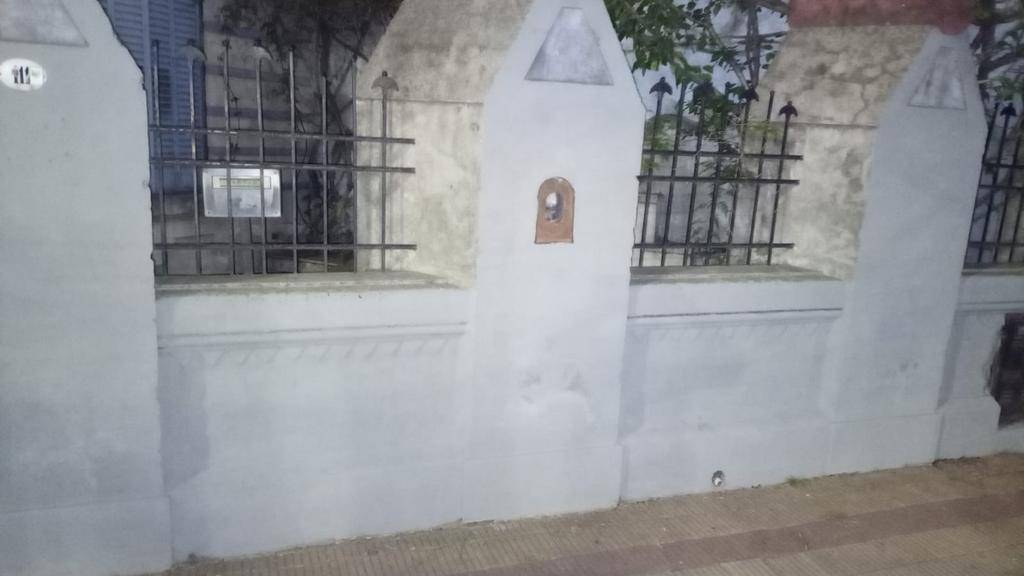 Taparon un grafiti: dice que le arruinaron la casa
