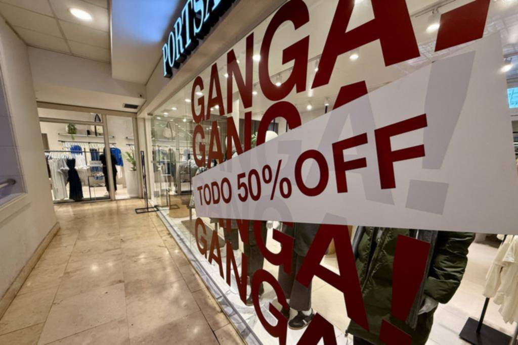 Vidrieras calientes: los comercios anticipan las liquidaciones de invierno