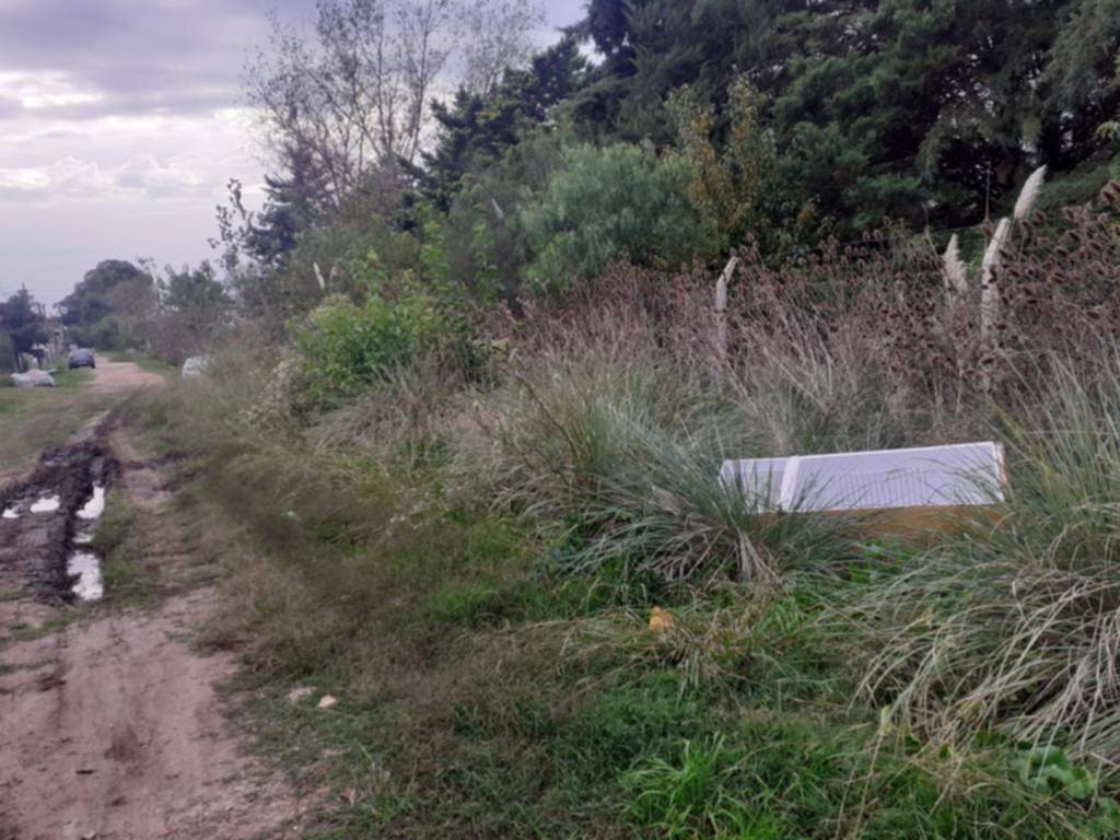 Reclamo en Parque Sicardi por pastizales y basural
