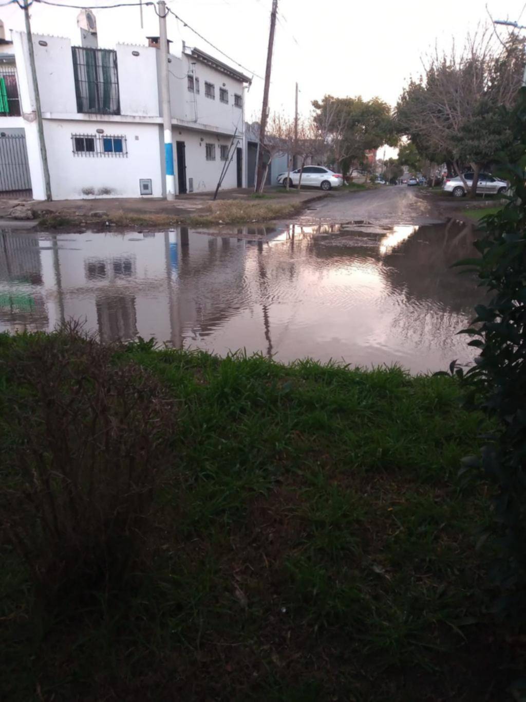 En Villa Elvira, una laguna en la calle tras la lluvia